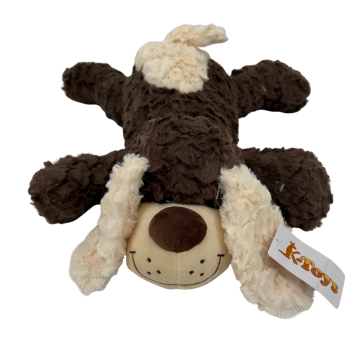 Liegendes Hund Plüschtier in braun/weiß mit Schlappohren und freundlichem Gesicht, ca. 42 cm lang.